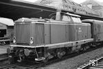 V 100 2207 (ab 1968: 212 207) ist mit dem "Heckeneilzug" E 451 (Frankfurt/M - Bremen) in Bielefeld Hbf angekommen. Es war die einzige Zugleistung, mit dem die Marburger V 100 bis nach Bielefeld kamen. (22.07.1965) <i>Foto: Wolfgang Jahn</i>