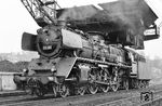 03 281 in klassischer Pose an der imposanten Bekohlungsanlage im Bw Ulm, zu dessen Bestand sie seit September 1961 gehörte. (01.03.1966) <i>Foto: Wolfgang Jahn</i>