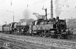 64 155 (Bw Ulm) leistet der Ausgburger 50 1405 Vorspann vor einem Güterzug im Ulmer Rangierbahnhof. (01.03.1966) <i>Foto: Wolfgang Jahn</i>