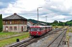 In Waldkirchen stauten sich die Wolken am Kamm des Bayerischen Waldes. 798 776, der fast 70 Jahr alte 998 034, 998 840 und 798 706 fahren nach Freyung aus. Am Empfangsgebäude befindet sich noch das alte DB-Emblem, was wohl auch der DB AG bis zur Stilllegung der Strecke am 1. April 2005 entgangen war. Zum 1. April 2024 übernahm die Ilztalbahn GmbH den Betrieb der Strecke Passau–Freyung (Ilztalbahn) als Eisenbahninfrastrukturunternehmen. (28.06.2025) <i>Foto: Ralf Opalka</i>