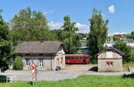 998 840 mit 798 706 in Röhrnbach. Das Empfangsgebäude befindet sich im Privatbesitz, ist aber eindeutig als ehemaliges Bahngebäude zu identifizieren. Auch das Nebengebäude hat die Bahnreform überlebt. Dort dürften früher u.a. die Aborte (landläufig besser als Plumpsklo bekannt) untergebracht gewesen sein.  (29.06.2025) <i>Foto: Ralf Opalka</i>