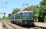 In der Sommer-Saison 2025 wird an den Wochenenden auf der Dreiseenbahn zwischen Titisee und Seebrugg wieder ein historischer Zug mit den DB-Museumsloks E 41 001 und E 40 128 verkehren. Diese befinden sich hier in Ettlingen West auf Überführungsfahrt in den Schwarzwald. (05.07.2025) <i>Foto: Thomas Gries</i>