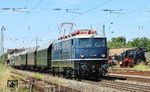 In Ettlingen passiert E 41 001 mit der Überführungsfahrt nach Seebrugg die dort hinterstellte 58 311 der UEF. (05.07.2025) <i>Foto: Thomas Gries</i>