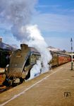 Die stromlinienförmig verkleidete LNER class A4 war wohl eine der bekanntesten Schnellzugloks der British Rail. Eine dieser Lokomotiven erreichte am 3. Juli 1938 mit 201,2 km/h den offiziellen Geschwindigkeitsweltrekord für Dampflokomotiven, der allerdings nicht unumstritten ist. Wie in Großbritannien weit verbreitet, erhielten alle Lokomotiven Eigennamen, die auf Schildern an der Lok angebracht waren. Vierzehn Lokomotiven wurden im Laufe der Zeit umbenannt und bekamen dabei meist Namen verdienter Persönlichkeiten. Die aus Stirling (Scotland) ausfahrende 60034 erhielt 1948 den Namen 'Lord Faringdon'. (02.09.1965) <i>Foto: Robin Fell</i>