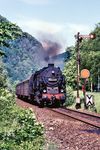 95 0004 mit P 18003 nach Sonneberg am südlichen Einfahrsignal von Hockeroda. 1946 war hier das zweite Gleis wie auch die Elektrifizierung als Reparationsleistung für die Sowjetunion abgebaut worden. Nach der Deutschen Wiedervereinigung wurde die Strecke wieder durchgehend zweigleisig ausgebaut. (06.1979) <i>Foto: Robin Fell</i>
