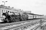 Vor einem Personenzug in Gera Hbf wartet 52 502 (Borsig, Baujahr 1943). Die Lok war nur kurzzeitig für ein Jahr ab 18.03.1967 nach Gera ausgeliehen worden und kehrte am 21.03.1968 nach Bitterfeld zurück. (1967) <i>Foto: Robin Fell</i>