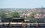 023 075 ist mit N 5674 aus Neunkirchen im Bahnhof Wemmetsweiler eingetroffen. Im Vordergrund die bei der DB ungebliebten französischen Stemi-Wagen, die häufig zu Entgleisungen neigten. (21.05.1975) <i>Foto: Wolfgang Bügel</i>