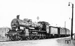 38 1459 (Bw Darmstadt) vor dem Hilfszug des Bw Darmstadt. Interssant ist auch das Dampfableitungsblech hinter dem Schornstein. (1933) <i>Foto: DLA Darmstadt (Maey)</i>