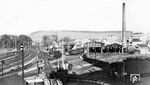 Blick auf das alte Bw Heilbronn, das 1893 von den Königlich Württembergischen Staats-Eisenbahnen in Betrieb genommen wurde. Das neue Bw entstand später auf der westlichen Bahnhofsseite. Unten strömen gerade die Besucher in den Modelleisenbahnwagen des von Carl Bellingrodt 1950 gegründeten MEC Wuppertal. Die P 8 in der Bildmitte und in der Literatur als 38 1907 bezeichnete Lok kann es übrigens nicht sein, diese verblieb nach 1945 in Polen. (1953) <i>Foto: Carl Bellingrodt</i>