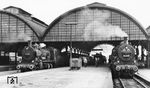 Anschlussaufnahme in M Gladbach Hbf: 38 2092 (Bw Aachen) ist mit E 4808 aus Duisburg angekommen, 38 3409 (Bw Wuppertal-Langerfeld) wartet vor E 4712 (Iserlohn - Aachen) auf die Weiterfahrt. (21.09.1958) <i>Foto: L. King</i>