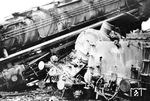 Hof in Oberfranken wurde im Zweiten Weltkrieg zum Ziel mehrerer alliierter Luftangriffe. Vorrangig ging es darum, Verkehrsanlagen zu zerstören. Die Angriffe lagen in einem Zeitraum zwischen Februar und April 1945. In insgesamt fünf Angriffen wurden vor allem die Bahnanlagen mit dem Hauptbahnhof, das Bahnhofsviertel, die Fabrikvorstadt sowie Unterkotzau stark zerstört. Im Rahmen der 'Operation Clarion' erlebte Hof am 8. April 1945 seine wohl stärkste Bombardierung. Insgesamt 101 B-17 und zahlreiche Jäger vom Typ P-51 „Mustang“ der US Army Air Forces flogen einen Angriff auf Anlagen der Reichsbahn und den Hauptbahnhof. Das Bild der Zerstörungen im Bw Hof mit einer aufgetürmten 44er über 58 1193 und 38 404 entstand nach Kriegsende. (1946) <i>Foto: Johann B. Kronawitter</i>