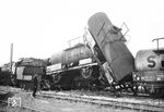 Die Ostbahn war die Staatsbahn des Generalgouvernements während des Zweiten Weltkrieges von 1939 bis 1945. Dort kam es während der deutschen Besatzung zu diesem Unfall wahrscheinlich im Bahnhof Gasocin, etwa 60 km nördlich von Warschau. Es betraf einen (offenkundig leeren) Kesselwagenzug, gezogen von einer Pt31. Näheres zur Unfallursache ist nicht bekannt. (1941) <i>Foto: Johann B. Kronawitter</i>