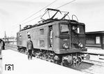 Um den Betrieb auf den Tunnelstrecken der privaten Elektryczne Koleje Dojazdowe im Warschauer Ballungsraum durchführen zu können, waren die rund 100 km langen Strecken in den Jahren 1936 und 1937 mit 3 kV Gleichspannung elektrifiziert worden. Dafür wurden neben mehreren Triebwagen zehn elektrische Lokomotiven bestellt, zu denen sechs der Baureihe EL.100 gehörten. Die Loks wurden bei den britischen Metropolitan-Vickers-Werken in Manchester bestellt und per Schiff nach Gdingen geliefert. Bis auf die 1939 zerstörte EL.103 gelangten alle Lokomotiven im Zweiten Weltkrieg in den Bestand der Generaldirektion der Ostbahn. EL.102 wurde in einem Warschauer Bahnhof angetroffen. Nach dem Krieg gelangte sie bei der Eisenbahndirektion Augsburg in den Bestand der Deutschen Bundesbahn. Die dort nicht zu gebrauchende Lok wurde in den 1950er Jahren verschrottet. (1941) <i>Foto: Johann B. Kronawitter</i>