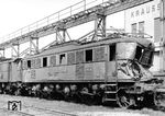 Am 16. Februar 1944 wurde die Münchener E 18 06 an einem unbekannten Ort in einen schweren Auffahrunfall verwickelt. Dabei wurden beide Führerräume stark eingedrückt. Wegen des großen Arbeitsumfanges und Ersatzteilmangels im RAW München-Freimann stellte man die Lok zunächst von der Ausbesserung zurück. Im Frühjahr 1945 sollte die Lok noch zur Instandsetzung nach Henningsdorf bei Berlin zur AEG  überführt werden, was wegen der Kriegsereignisse unterblieb. Schließlich erfolgte die Reparatur im Rahmen einer E4-Hauptuntersuchung bei Krauss-Maffei in München-Allach (Foto). Die Instandsetzung wurde am 25. Junli 1947 abgeschlossen. Nebenbei war die E 18 06 der große Pechvogel der Baureihe und wurde am 15. April 1965 im Bahnhof Haar vor dem D 251 erneut in einen schweren Unfall verwickelt. Die Reperatur dauerte anschließend bis 17. März 1966. (1945) <i>Foto: Werkfoto</i>