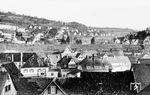 93 813 (Bw Pforzheim, Ast Calw) mit dem nur sonn- und feiertags verkehrenden P 3096 (Pforzheim - Horb) am Buß- und Bettag 1953 über den Dächern von Calw. (18.11.1953) <i>Foto: Carl Bellingrodt</i>