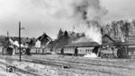 94 1378 verlässt um 12.15 Uhr mit P 3927 nach Rastatt den Freudenstädter Hauptbahnhof. Links steht 38 1410 vor E 685 nach Stuttgart. (31.12.1956) <i>Foto: Carl Bellingrodt</i>