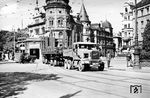 Ein Culemeyer-Transport fährt durch die Münchener Innenstadt. Die Henschel-Zugmaschine DR 70030 biegt am Löwenbräukeller am Stiglmaierplatz in die Briener Straße ein. (1937) <i>Foto: RBD Münster</i>