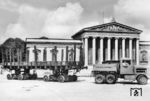 Die Henschel-Zugmaschine DR 70030 mit dem R-Wagen "Stuttgart 15179" vor der Münchener Glypothek am Königsplatz. Diese beherbergt eine große Skulpturensammlung von König Ludwig I. (1937) <i>Foto: RBD München</i>