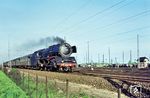 Die Bremer 01 061 fährt mit einem Eilzug am Rangierbahnhof Seelze vorbei. (20.05.1964) <i>Foto: Manfred van Kampen</i>
