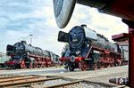 Zur Plandampfveranstaltung "Reisen wie vor 50 Jahren" wurde im Herbst 2009 aus der Reichsbahnlok 01 066 die Kaiserslauterner 01 045. Im Bw Heilbronn traf sie auf die damals dort hinterstellte 012 104. (28.09.2009) <i>Foto: Klaus D. Holzborn</i>