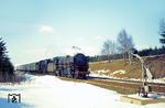 001 131 und 001 088 befördern den E 1649 nach Hof bei Stammbach. (10.03.1973) <i>Foto: Manfred van Kampen</i>