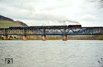 Mit einem Sonderzug nach Trier überquert 01 118 die Mosel auf der Bullayer Doppelbrücke. (03.04.2010) <i>Foto: Klaus D. Holzborn</i>