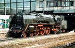 Die Dresdener 01 2120 ist in berlin ostbahnhof angekommen und setzt vom Zug ab. (08.1977) <i>Foto: Slg. Klaus D. Holzborn</i>