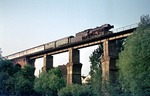 Das nur zweckmäßig wiederaufgebaute Viadukt von Eiweiler wird von 023 036 vor N 4185 (Lebach ab 18.10 Uhr - Völklingen an 18.36 Uhr) überquert. (21.05.1975) <i>Foto: Wolfgang Bügel</i>