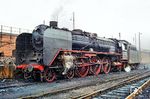01 165 in ihrem Heimat-Bw Berlin-Ostbahnhof. Sie ist mit gekürzten Windleitblechen augerüstet, die von einer 44er stammen (erkennbar an der deutlich vergrößerten Ausrundung vorn oben). (20.02.1968) <i>Foto: Klaus D. Holzborn</i>