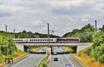 101 127 schiebt den IC 2157 (Köln - Gera) über die Bundesautobahn A 542 bei Langenfeld (Rhld). (10.07.2025) <i>Foto: Joachim Bügel</i>