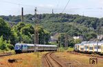 Wegen des in Wuppertal-Steinbeck liegengebliebenen Probezuges (rechts) verkehrten die ostwärts fahrenden Züge abweichend über das S-Bahn-Gleis, wie hier 101 133 mit RE 21607 aus Venlo. Dadurch konnte das Ferngleis für die im Gegengleis nach Wuppertal-Vohwinkel verkehrenden Züge freigehalten werden. (10.07.2025) <i>Foto: Wolfgang Bügel</i>