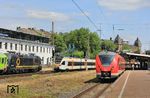 Der Lokführer der Probefahrt DPrb 92473 nach Ehrang probierte u.a. durch mehrfaches Auf- und Abbügeln der Loks (hier die am Zugschluss stehende Beacon ES 64 U2-001 / 182 501) den Zug wieder in Gang zu bekommen, was später auch gelang. Währenddessen überholte der RE 20076 nach Venlo (mit ERB ET 7.08) im Gegengleis. 1440 816 wartete derweil als S 8 nach Mönchengladbach am S-Bahn-Bahnsteig. (10.07.2025) <i>Foto: Wolfgang Bügel</i>
