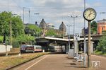 Die mit dem Triebwerk der 01 066 an das 100-jährige Jubiläum der legendären Baureihe 01 erinnernde 101 127 vor LPFT 78237 nach Köln in Wuppertal-Steinbeck. Die Uhr auf dem S-Bahn-Bahnsteig konnte sich nicht entscheiden, ob sie 13.37 Uhr oder 14.37 Uhr anzeigen sollte. Vielleicht der neueste Trick, Verspätungen zu kaschieren. Es war übrigens 13.37 Uhr! (10.07.2025) <i>Foto: Wolfgang Bügel</i>