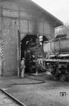 99 651 mit dem "Bahnhofsspritzgerät Nr. 1" am Lokschuppen in Ochsenhausen. (26.04.1960) <i>Foto: Gerhard Karl</i>