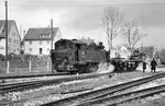 Unkrautbekämpfung mit 99 651 im Bahnhof Ochsenhausen. Seit 2023 verzichtet die Bahn auf den Einsatz von Glyphosat zur Vegetationsbekämpfung. Sie wollte auf "ein nachhaltiges Vegetationsmanagement" setzen, das ein "koordiniertes Zusammenspiel verschiedener Maßnahmen" vorsah. Dass die alternativen Methoden zur chemischen Reduzierung von unerwünschtem Pflanzenwachstum wohl doch nicht so gut funktionieren, kann jeder an den Gleisanlagen sehen, die von Unkraut und Gestrüpp heute nur so überwuchert sind. (26.04.1960) <i>Foto: Gerhard Karl</i>