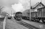 99 651 mit dem Wagen zur Unkrautbekämpfung im Bahnhof Ochsenhausen. Daneben steht der werktägliche Güterzug nach Warthausen, der vor allem durch das Ochsenhausener Liebherr Kühltechnik-Werk ein durchaus stattliches Aufkommen hatte.  (26.04.1960) <i>Foto: Gerhard Karl</i>