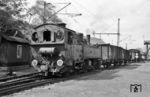 Lok 11sm rangiert auf den Dreischienengleisen im Güterbahnhof Brohl. Dort befand sich auch die Rollwagengrube. (13.04.1961) <i>Foto: Gerhard Karl</i>