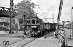 Lok 11sm am Bahnübergang der Bundesstraße 412 in Brohl. Die Brücke stellt die Verbindung der Brohltal-Eisenbahn vom Güterbahnhof zum Personenbahnhof über die Linke Rheinstrecke her. (13.04.1961) <i>Foto: Gerhard Karl</i>