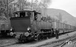Lok IV (Krauss, Baujahr 1927) hat einen für die Brohltal-Eisenbahn typischen Phonolith-Ganzzug aus Wagen mit Selbstentladeeinrichtung aus dem Hafen zum Bahnhof Brohl/BE gebracht. (13.04.1961) <i>Foto: Gerhard Karl</i>