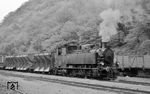Lok IV hat im Bahnhof Brohl/BE umgesetzt und wird nun die leeren Phonolith-Wagen zur Verladestelle nach Brenk bringen. (13.04.1961) <i>Foto: Gerhard Karl</i>