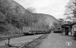 Der leere Phonolitzug verlässt mit Lok IV den Bahnhof Brohl/BE. Hinter dem Bahnhof beginnt die 1:50-Steigung nach Burgbrohl. (13.04.1961) <i>Foto: Gerhard Karl</i>