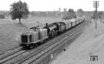 212 223 vom Bw Kornwestheim leistet der Tübinger 038 650 (38 3650) Vorspann vor P 3969 (Böblingen - Horb) bei Bondorf. (04.08.1971) <i>Foto: Burkhard Wollny</i>