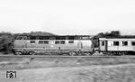 Besonders eilig scheint es die Villinger 221 148 mit einem Eilzug auf der Gäubahn nahe Bondorf (b Herrenberg) zu haben. (26.08.1971) <i>Foto: Burkhard Wollny</i>