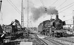 Die Tübinger 038 039 (38 2039) macht sich in Böblingen auf den Weg, den P 3969 nach Horb zu übernehmen. Links wird gerade 038 772 bekohlt. (07.07.1971) <i>Foto: Burkhard Wollny</i>