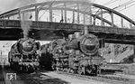 Unter der Brücke der Calwer Straße im Bahnhof Böblingen begegnen einander die Rottweiler 038 553 und 044 375. (07.07.1971) <i>Foto: Burkhard Wollny</i>