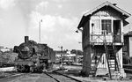 038 650 (Bw Tübingen) macht sich in Sigmaringen bereit, den P 4332 nach Tübingen zu übernehmen. Das Stellwerk 2 war noch deutlich älter als die P 8: Es stammte aus dem Jahr 1896 und ging nach 97 Dienstjahren vom Netz. Die P 8 überstand auch ihre Dienstzeit und wurde als Denkmallok in Böblingen-Hulb aufgestellt. Auch das Stellwerk hat die Zeit überdauert, wurde nur ein Stück versetzt und restauriert. (31.07.1971) <i>Foto: Burkhard Wollny</i>