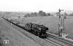044 460 (Bw Rottweil) mit einem Güterzug nach Rottweil auf der Gäubahn am südlichen Einfahrsignal von Gärtringen. (06.07.1971) <i>Foto: Burkhard Wollny</i>