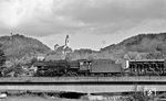 044 463 (Bw Rottweil) fährt mit einem Güterzug aus Böblingen über die Neckarbrücke vor der Stiftskirche Heilig-Kreuz in Horb ein.  (08.07.1971) <i>Foto: Burkhard Wollny</i>