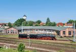 Zum Drehen fuhr 01 0509 in das ehemalige Bw Neustrelitz. Dort gab es noch eine funktionstüchtige Drehscheibe. Nach seiner Schließung wurde das Bw im Jahr 2003 zunächst von der Ostmecklenburgischen Bahnwerk GmbH übernommen, heute gehört es zum Netinera-Konzern (Eigentümer BTH) und dient weiterhin als Werkstatt für Schienenfahrzeuge. (14.06.2025) <i>Foto: Joachim Schmidt</i>