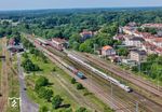 402 006 fährt als ICE 1974 (Berlin Südkreuz - Rostock Hbf) aus Neustrelitz Hbf. Dort stehen am Bahnsteig (oben) der RE 5 nach Oranienburg, in der Mitte der RE 51 nach Stralsund und unten Sonderzug DLr 1820 mit 218 055 der PRESS. (14.06.2025) <i>Foto: Joachim Schmidt</i>